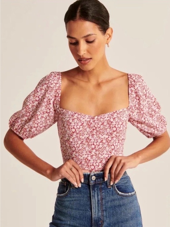 Abercrombie & Fitch Tops - NWT Abercrombie and Fitch Sweetheart Neck Puff Sleeve pink floral blouse crop M